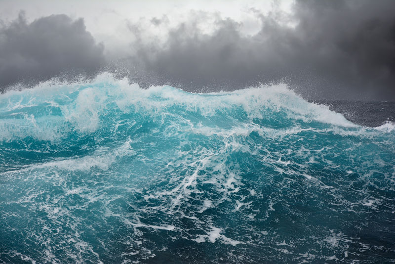 风暴期间的大西洋海浪