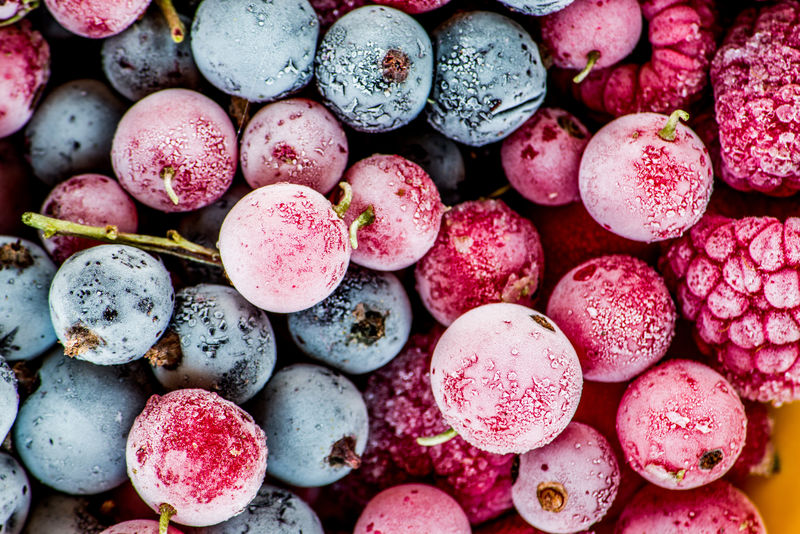 冷冻浆果，黑加仑子，红醋栗，覆盆子，蓝莓。俯视图。宏