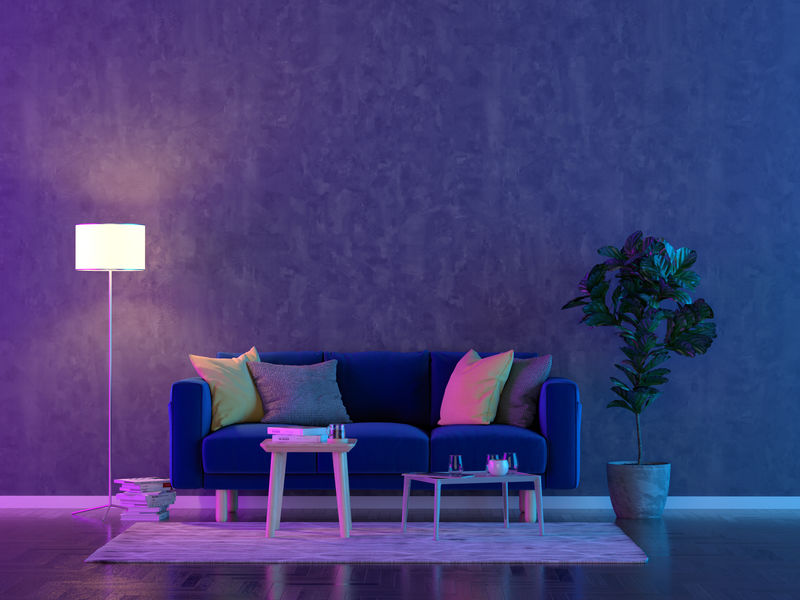 夜间室内有两盏灯、一张沙发、一张桌子、一块地毯和一面空墙-光线是紫色的-三维图解