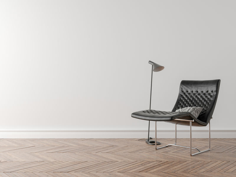 空房间里的椅子和夜灯。地板上的镶木地板