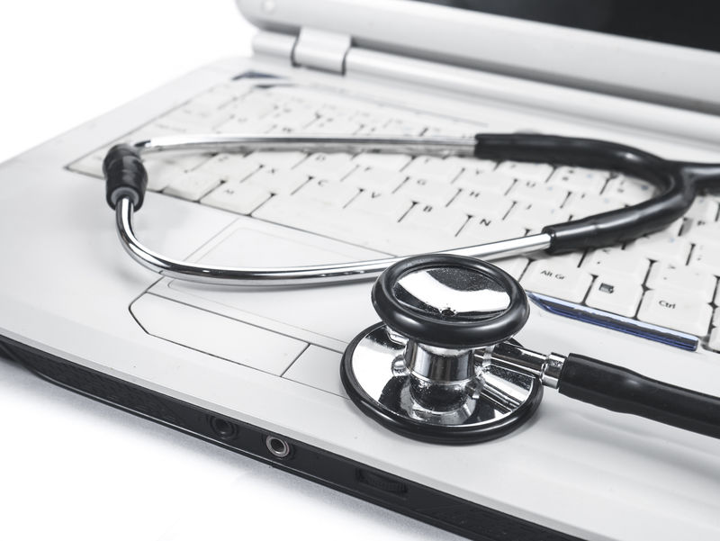 白底隔离黑色听诊器的PC笔记本电脑诊断