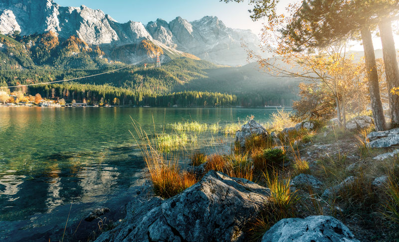 令人印象深刻的秋季景观在阳光下的祖斯皮茨湖前的埃比西湖。山间湖上阳光明媚的一天。理想休息场所的概念。德国巴伐利亚的艾伯西湖