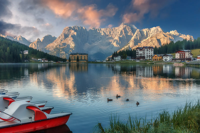 令人惊叹的高山景观-米苏里纳湖在白云石的夕阳下与五彩缤纷的天空交相辉映-意大利风景如画-白云石奇观-自然美景