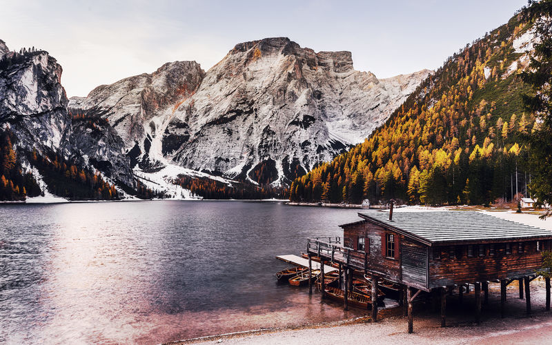 阿尔卑斯山湖边的木屋和小船-拉戈迪布雷斯-白云石阿尔卑斯山-意大利