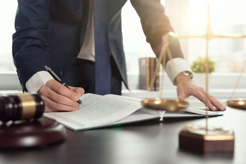 处理文件的律师-司法与法律-律师-概念-签合同的人