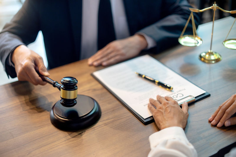 法官与司法律师、诉讼中的商人或处理法律文件的律师打交道-咨询与司法律师事务所理念