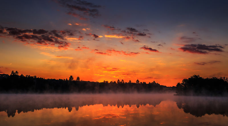 美妙的雾蒙蒙的早晨-湖面上壮丽的日出-风景如画的戏剧场景-创意形象