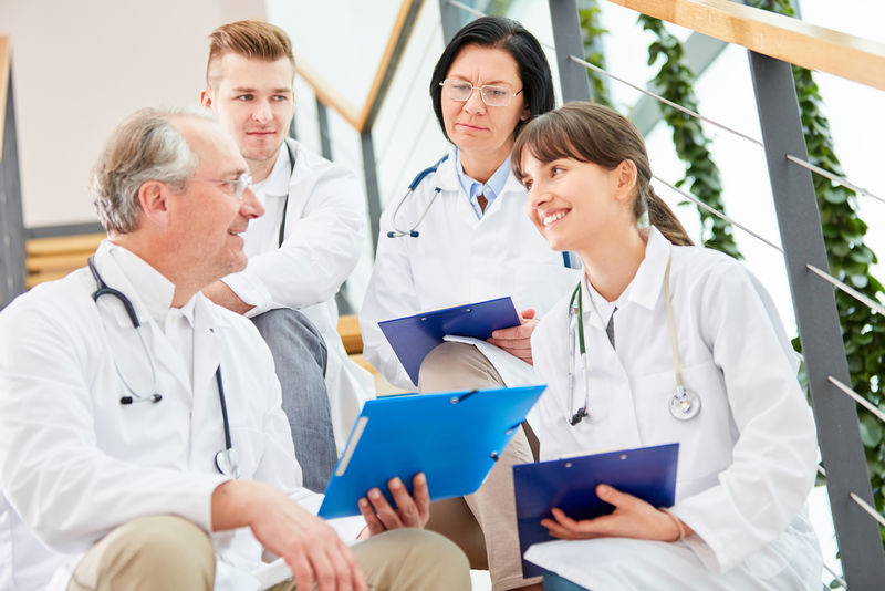 医院有护士和治疗师的医生团队