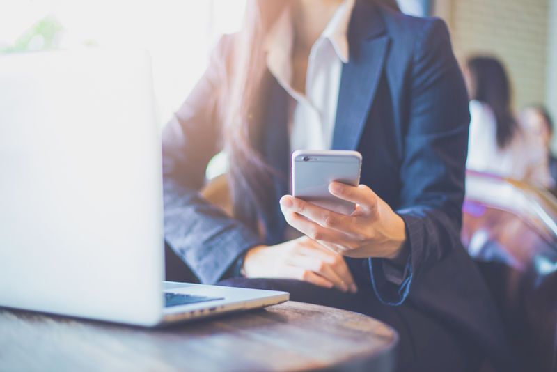 女商人在办公室用手机