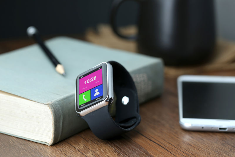 桌面上的智能手表和智能手机