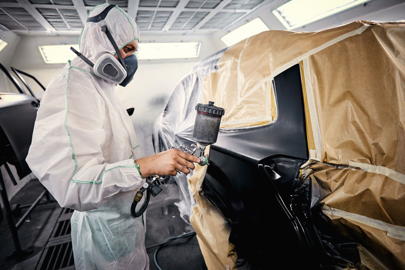 维修中心一辆黑色汽车的修复漆