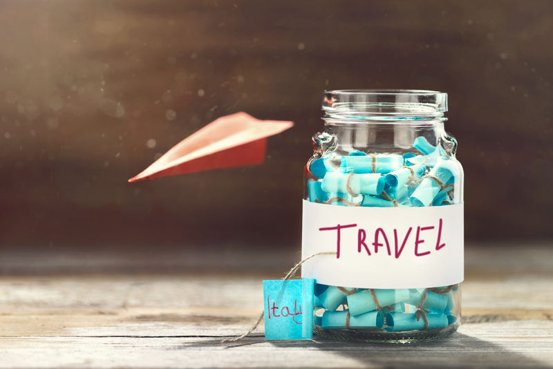创意旅游背景-假期计划-玻璃瓶-列有参观国家和纸飞机