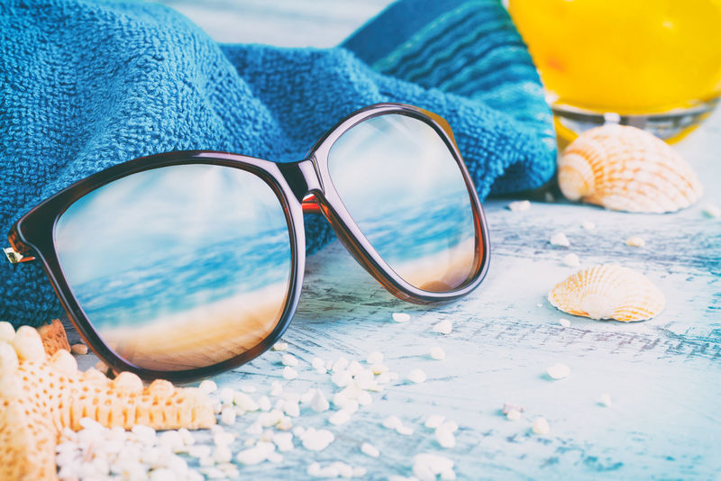 沙滩上反射阳光的一副太阳镜