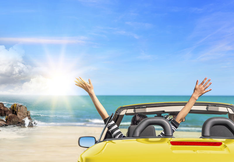 夏日汽车旅行假期 海水背景黄色车 旅游 和假日概念素材 高清图片 摄影照片 寻图免费打包下载
