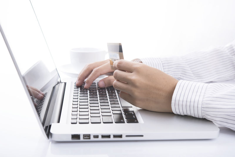 商人用电脑手持式信用卡-网上购物概念