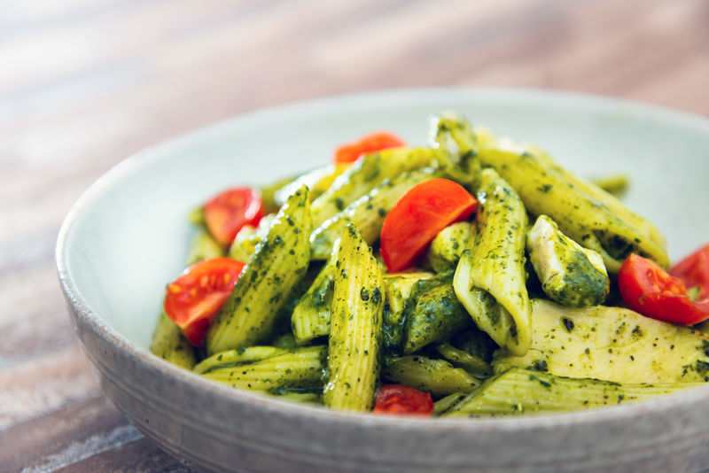 酱和坚果放在桌子上的面食