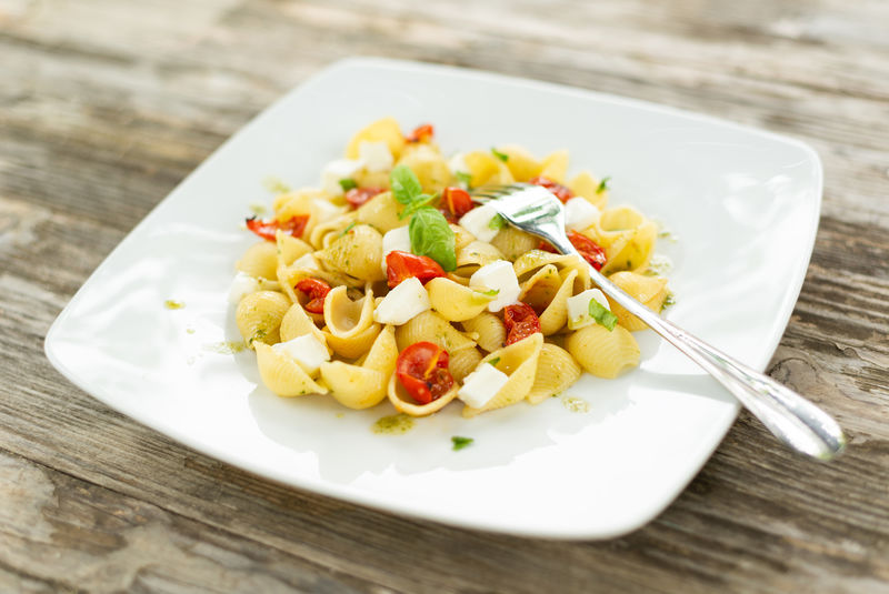 意大利意大利面配意大利干酪、西红柿和橄榄油