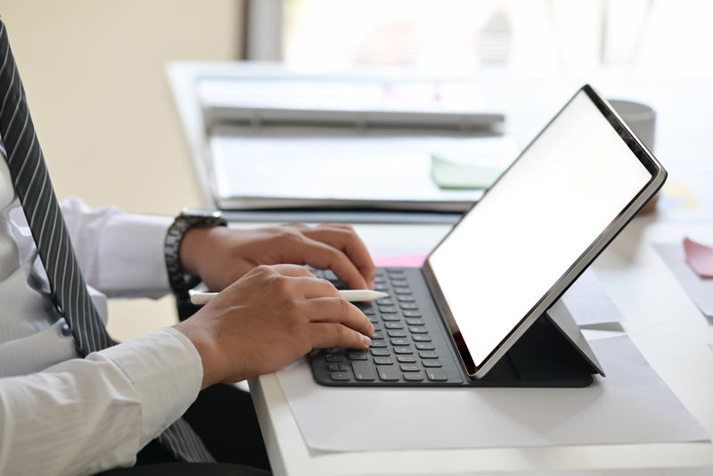 在平板电脑上工作的商务人员-为您的广告图形显示提供空白拷贝空间屏幕