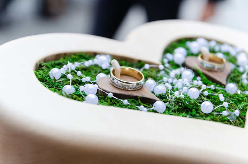 白色桌子上的结婚戒指 背景是美丽的矿物素材 高清图片 摄影照片 寻图免费打包下载