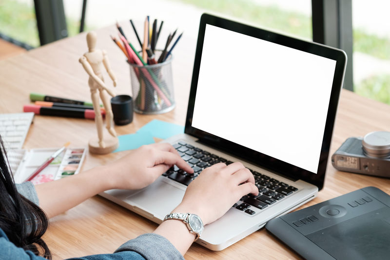 使用空屏幕笔记本电脑的手