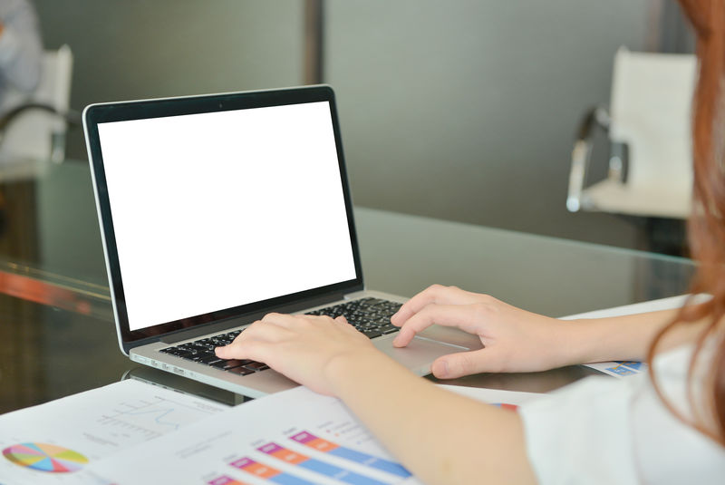 带有空白屏幕图片和业务图表的现代笔记本电脑