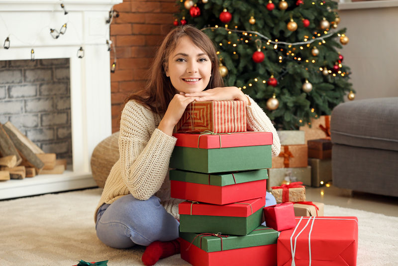家里有圣诞礼物的快乐年轻女子