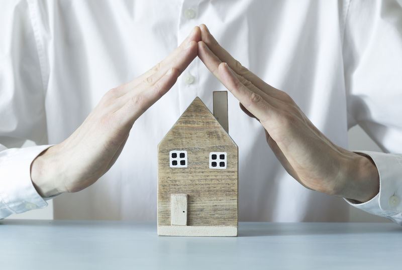 财产保险-男人用手保护样板房