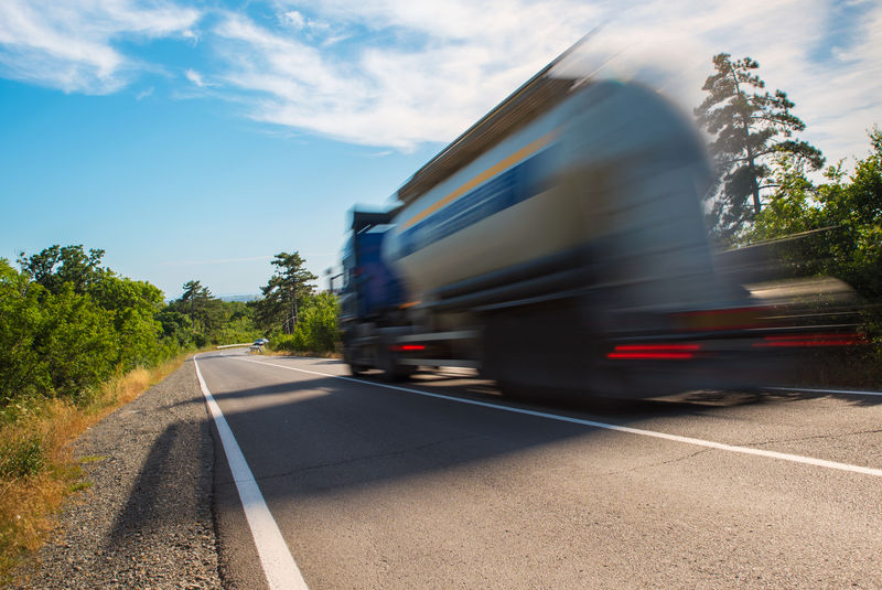 大卡车全速上路