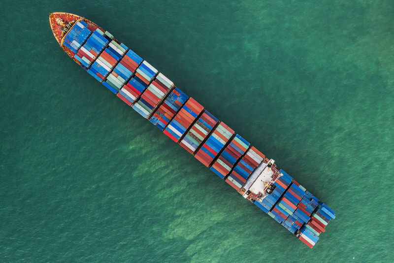 海空视野中的多集装箱货船