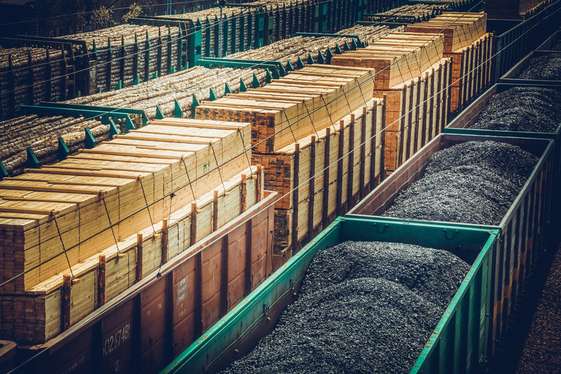 有原木、木板和煤的火车车厢