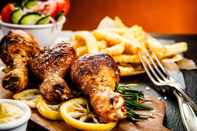 炸鸡腿配炸薯条和蔬菜