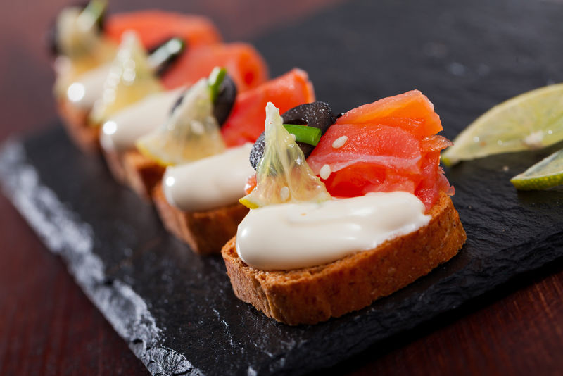 三文鱼、橄榄和白沙司三明治