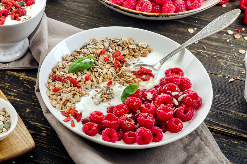 健康早餐-木斯利-枸杞-酸奶在乡村木制背景-选择性聚焦