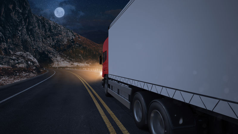 夜间在黑暗中行驶的卡车（3D渲染）