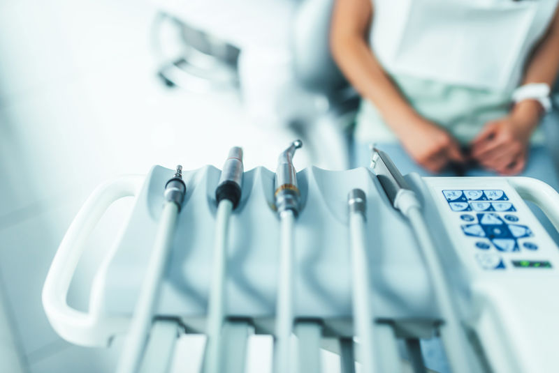 牙科器械在牙科椅上的特写
