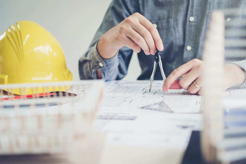 在办公室设计蓝图的建筑师或工程师-建筑师工作场所