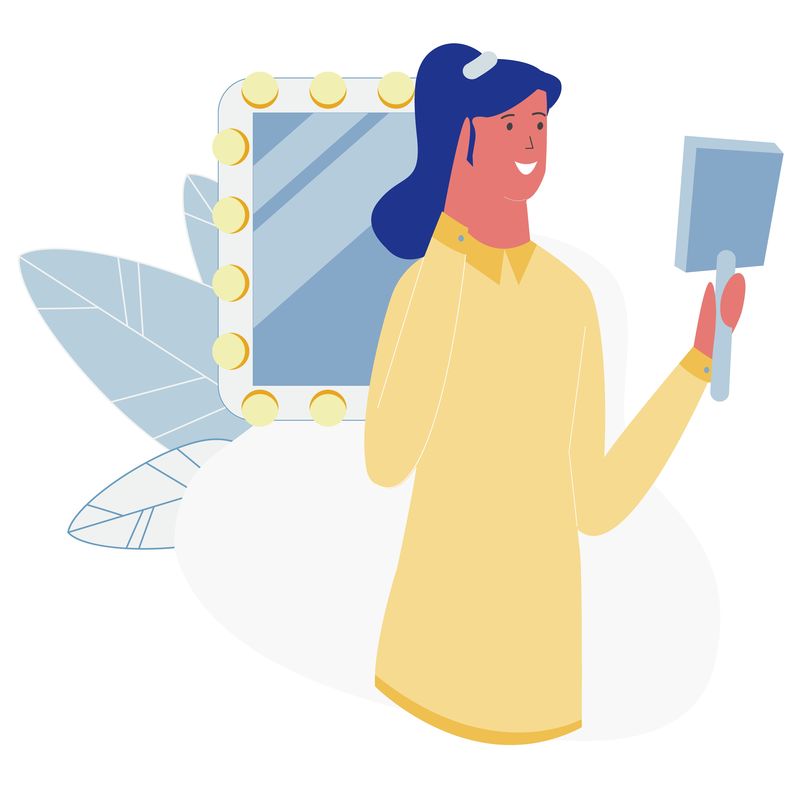 照镜子的女人欣赏她的新发型