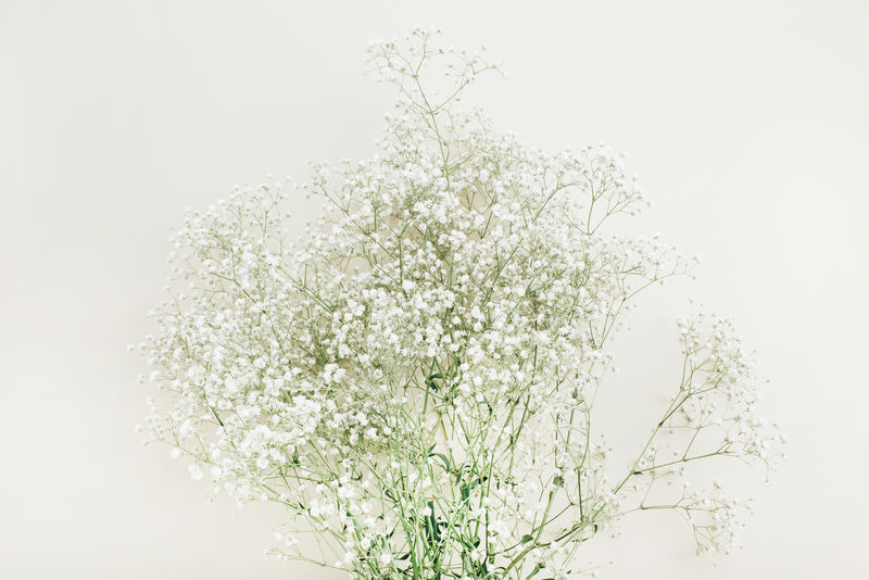 女孩用一个红色的心形气球遮住脸