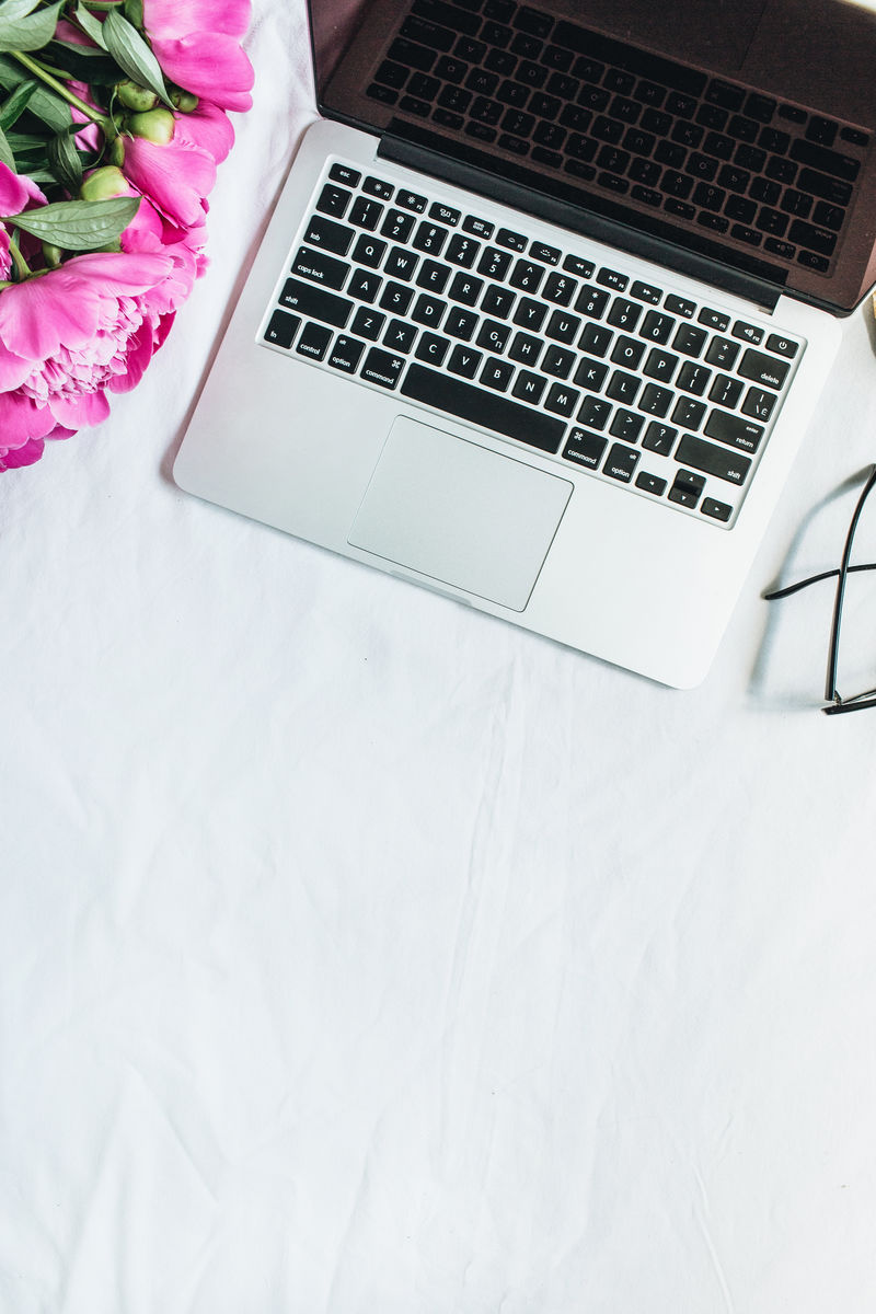 顶视图女性办公桌工作区