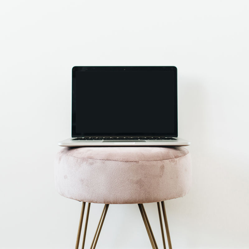 软垫凳子上的笔记本电脑