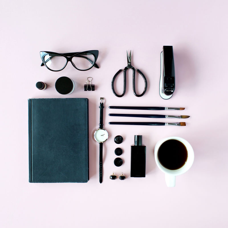 带黑色用品的办公桌