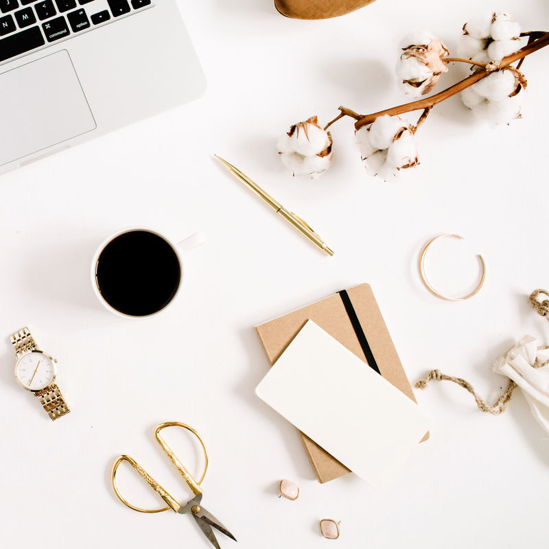 带材料的办公桌