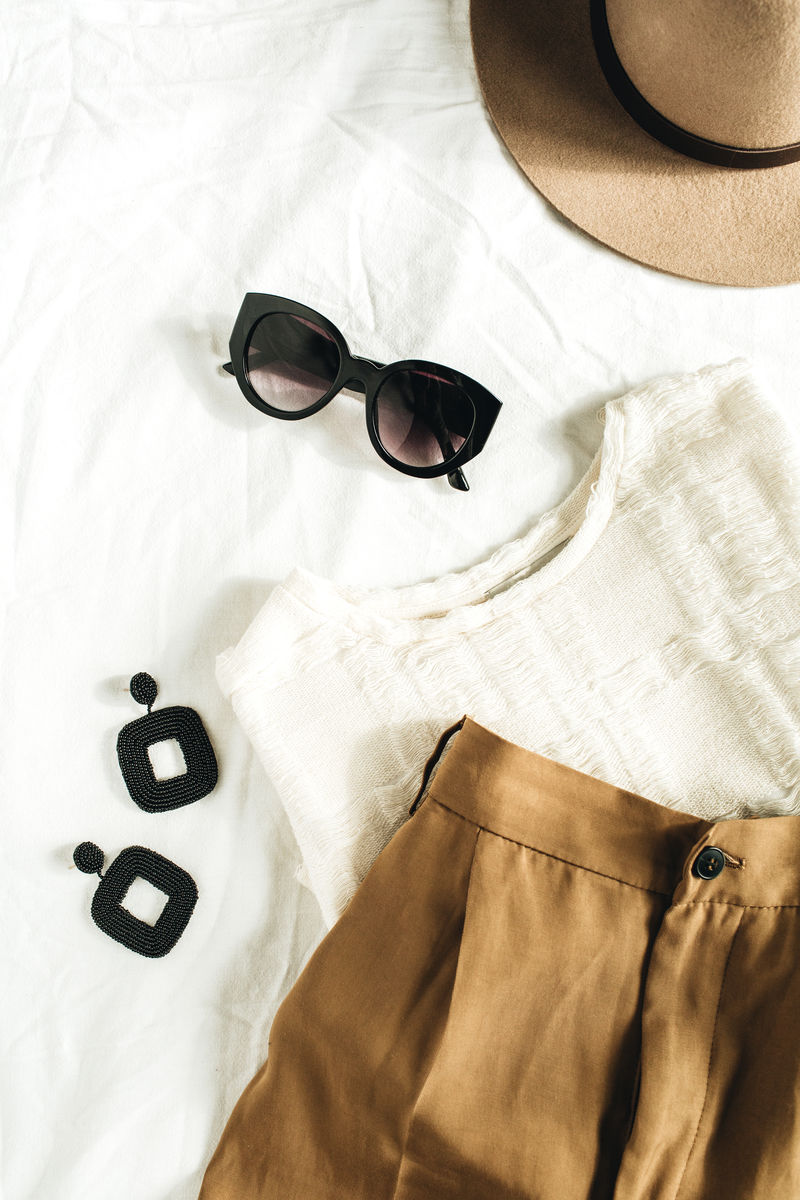 与女性服装和配饰的组合