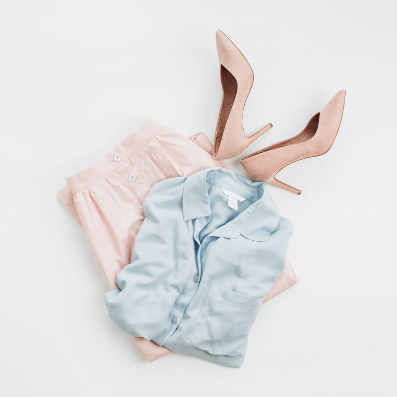 平躺俯视女性时装拼贴画