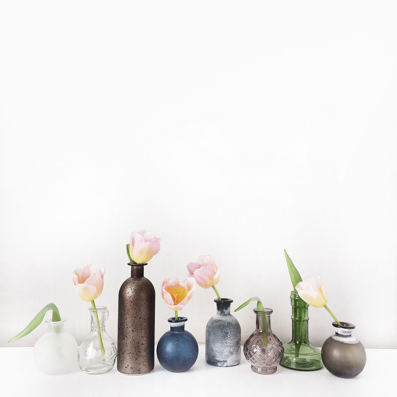 桌子上的花和烛台