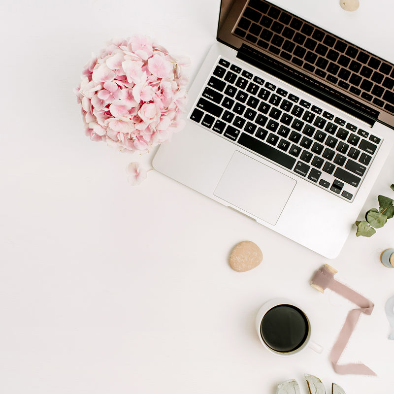 现代家庭办公桌工作区