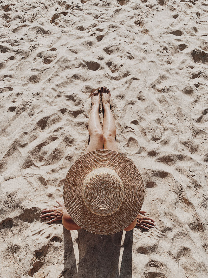 在海滩上闲逛的女人