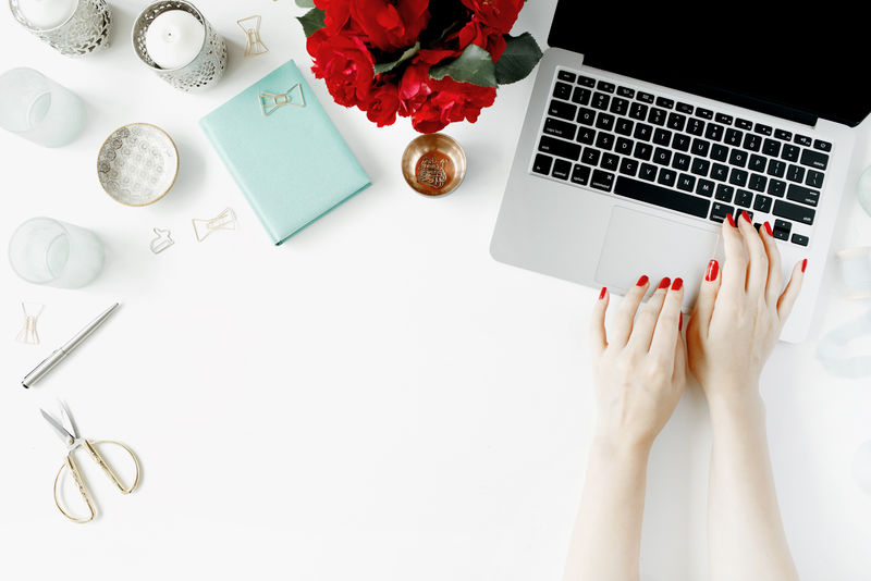 在笔记本电脑上工作的女人