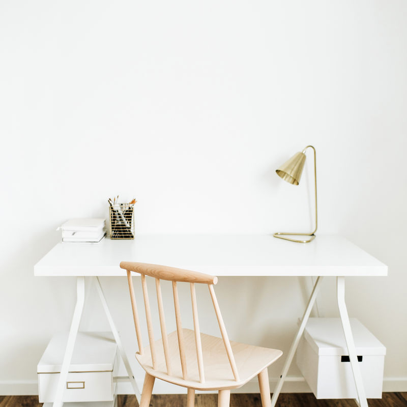 白色背景下的米色木椅