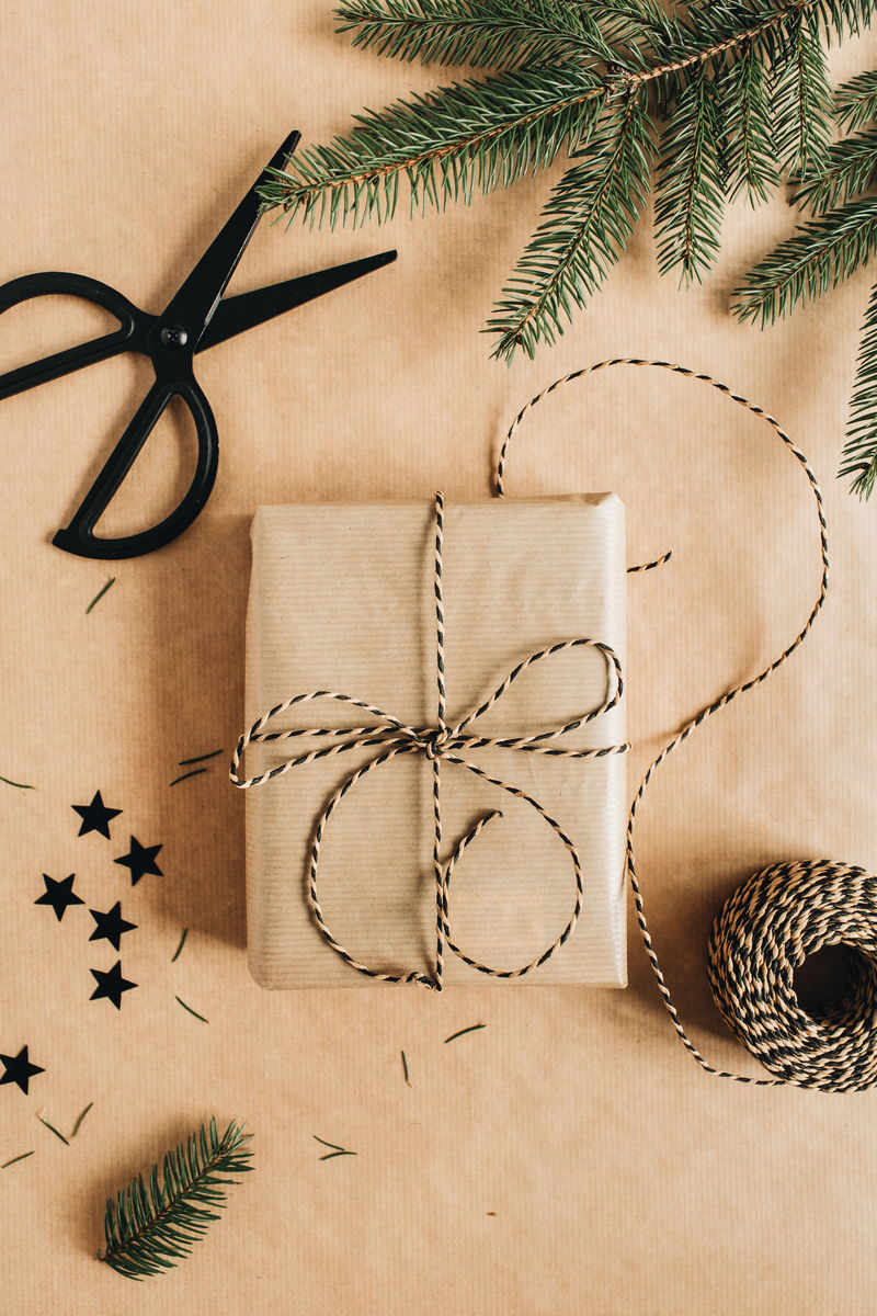 工艺纸背景上的杉木针礼品盒和装饰品